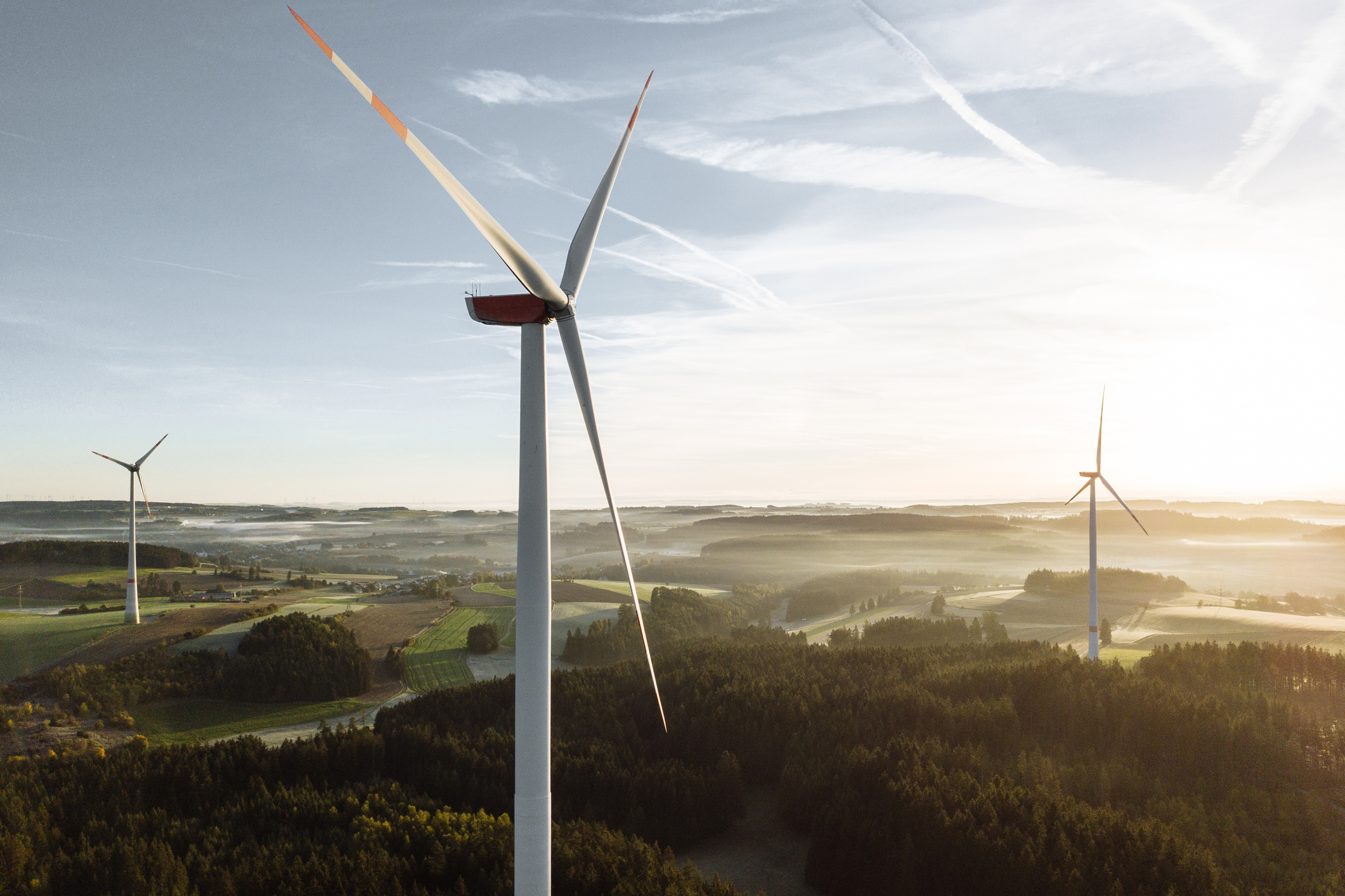 Windräder im Sonnenaufgang